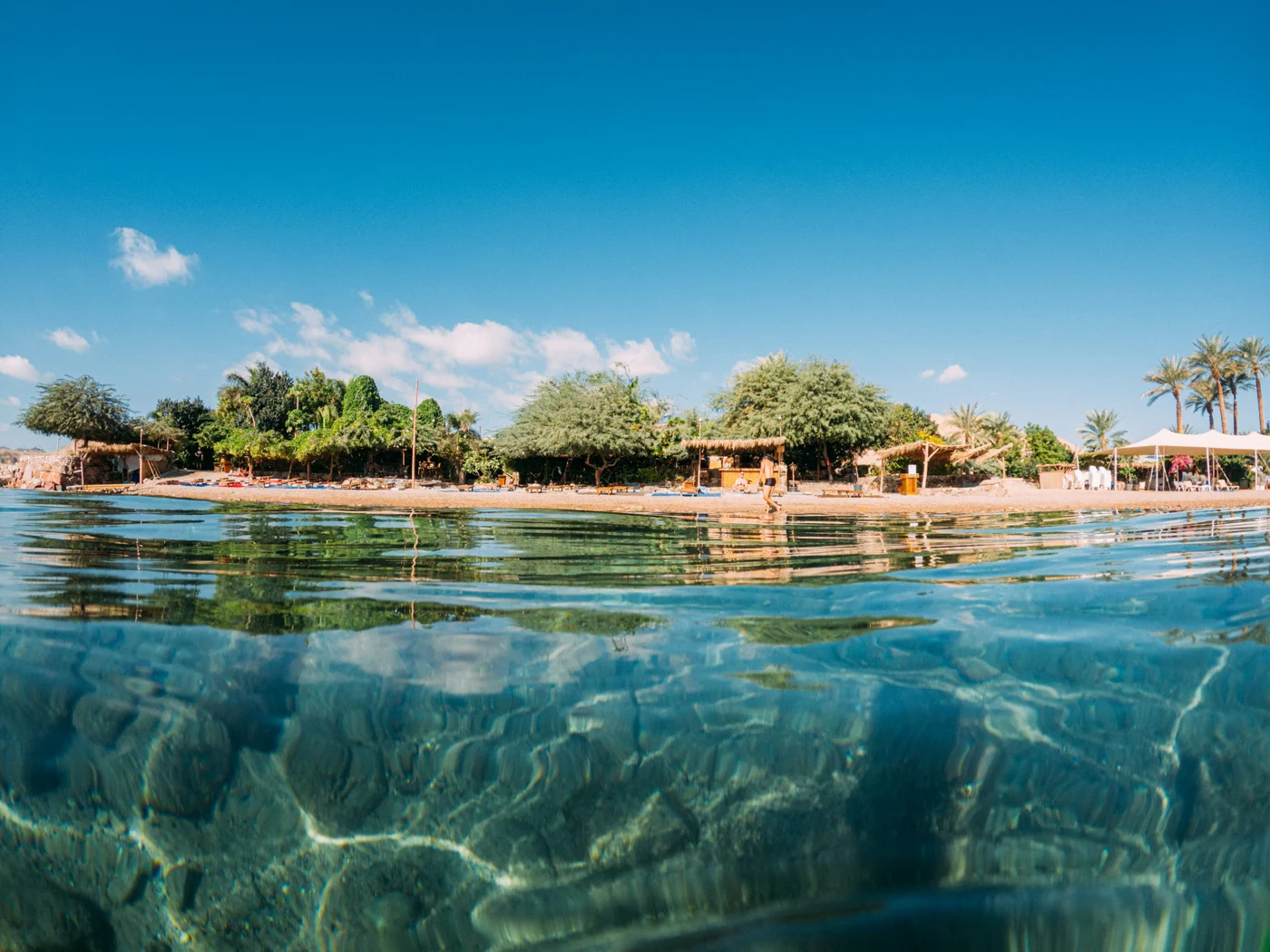 Пляж Мош в Эйлате со стороны прозрачной воды Красного моря