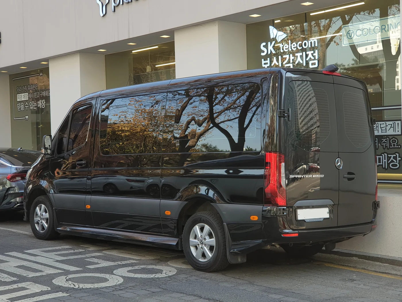 Чёрный пассажирский Mercedes-Benz Sprinter Tourer с боковыми окнами